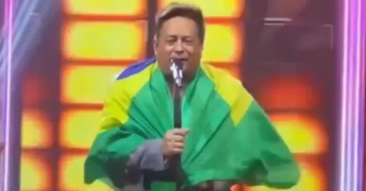 Leonardo veste bandeira do Brasil e manifesta apoio a Bolsonaro