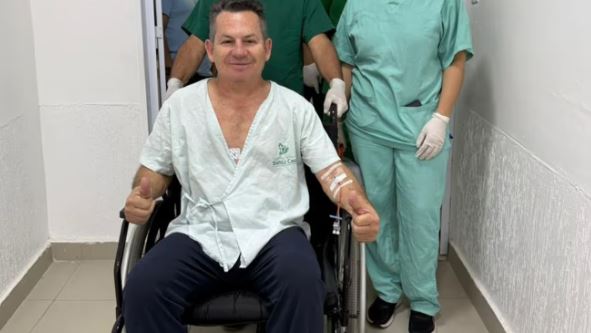 Governador do MT cai de 3 metros de altura ao vistoriar obra e fratura costelas