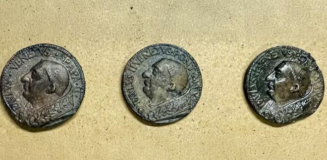 Obras no metrô de Roma encontram medalhas que pertenciam a Papa do século 15