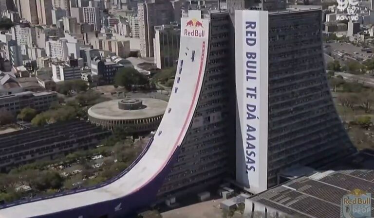Skatista brasileiro faz história e desce rampa de 75 metros