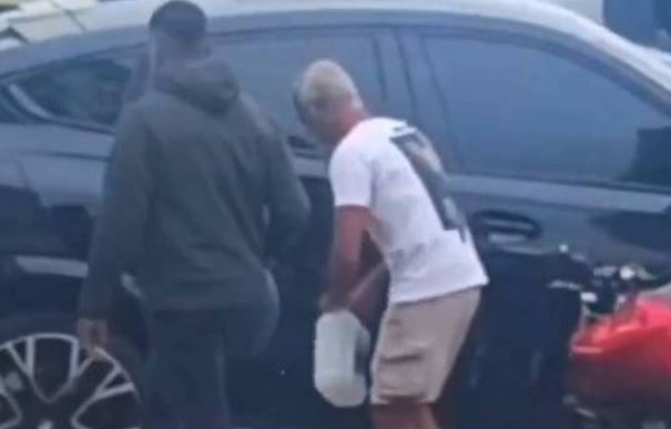 Romário fica sem gasolina na Barra da Tijuca e é ajudado por motociclista