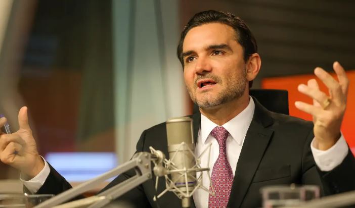 Ministro do Turismo pede demissão, enquanto tenta seguir no cargo