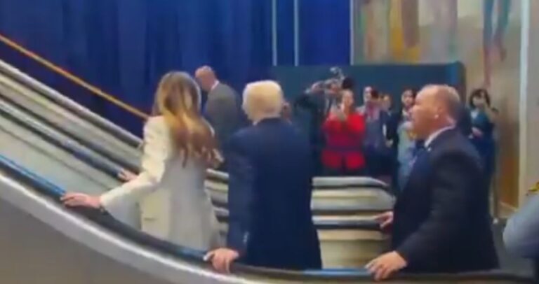 Serviço Secreto dos EUA vai investigar por que escada rolante parou antes de Trump