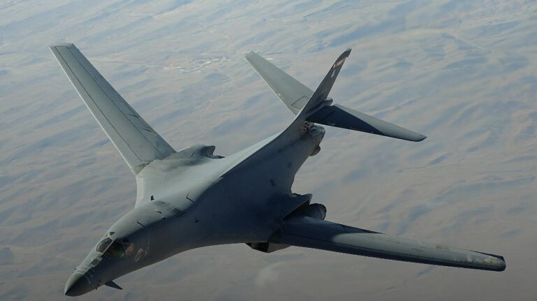 Avião militar americano voa próximo à Venezuela