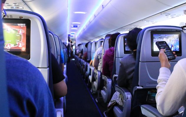 Casal é condenado por ‘se beijar demais’ em viagem de avião