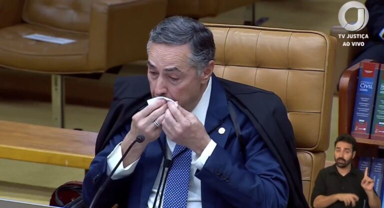 Barroso anuncia aposentadoria do STF e se emociona em despedida