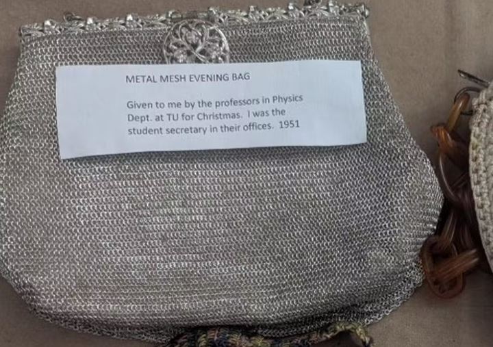 Compradora encontra bilhetes da II Guerra escondidos em bolsas antigas no brechó
