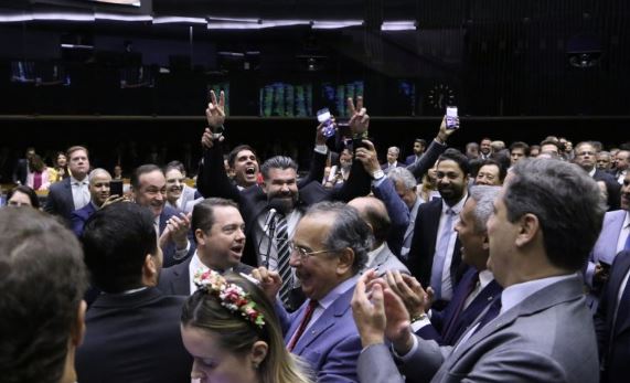 Em derrota para Lula, Câmara caduca MP com R$ 17 bilhões a mais em impostos