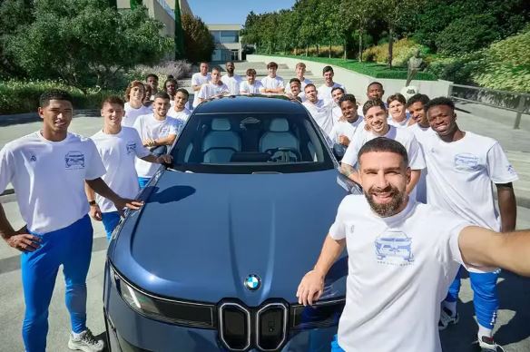 Jogadores do Real Madrid ganham carros de luxo da BMW