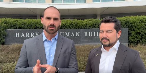 Eduardo Bolsonaro se manifesta após Trump retirar tarifas sobre o Brasil