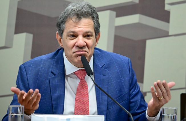 Haddad joga em Bolsonaro culpa por ‘taxação do Pix’