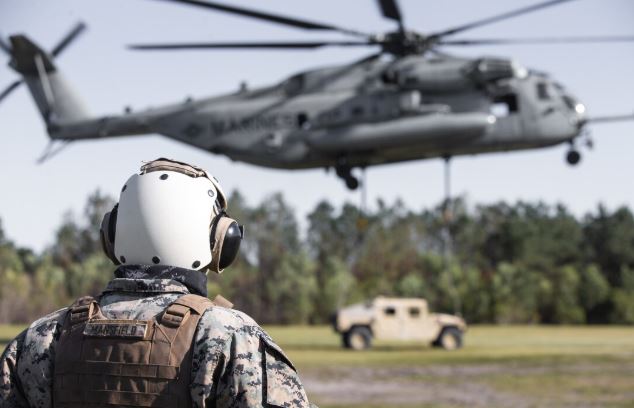 Helicóptero e caça dos EUA caem no no mar da China durante operações de rotina