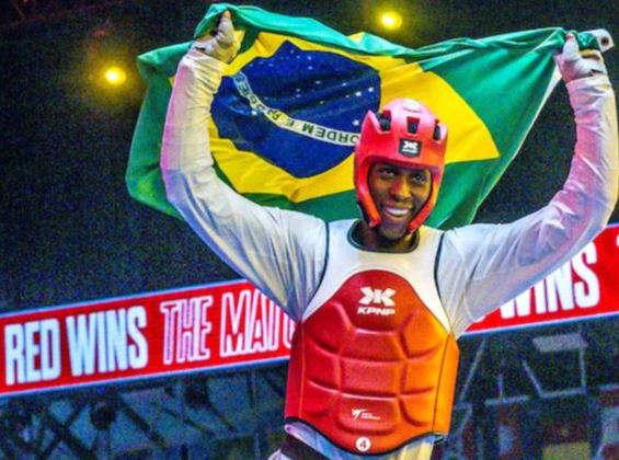 Henrique Marques faz história e conquista 1º ouro do Brasil no Mundial de Taekwondo
