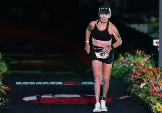 Idosa de 80 anos completa Iron Man e quebra recorde mundial