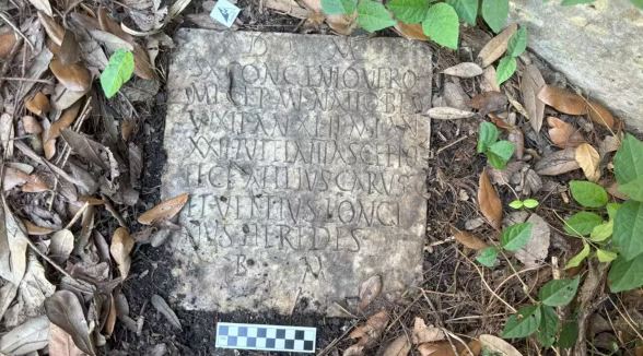 Casal encontra pedra no quintal de casa e descobre que é lápide romana