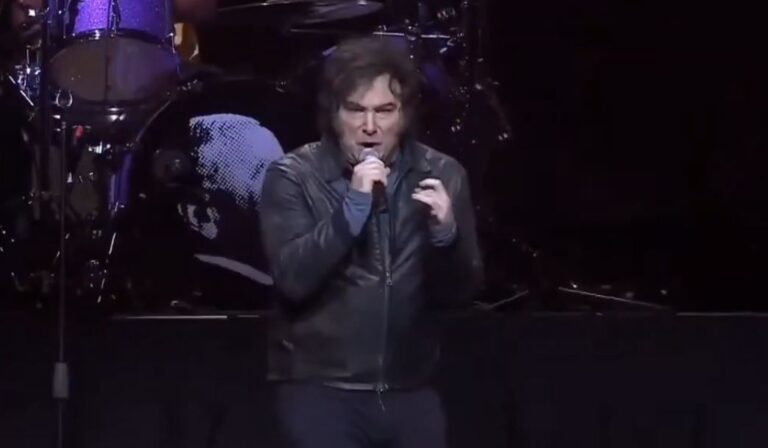 Milei faz show de rock com referência Bolsonaro