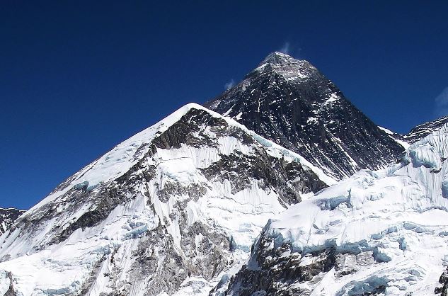 Cerca de mil pessoas ficam presas no Monte Everest após forte nevasca