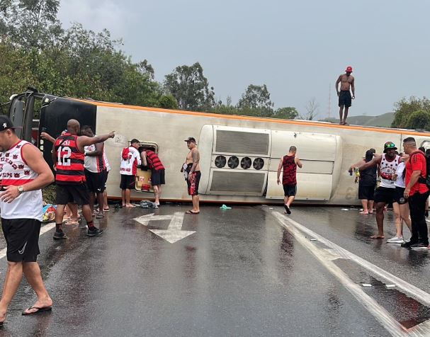 Ônibus com torcedores do Flamengo capota a caminho de Buenos Aires