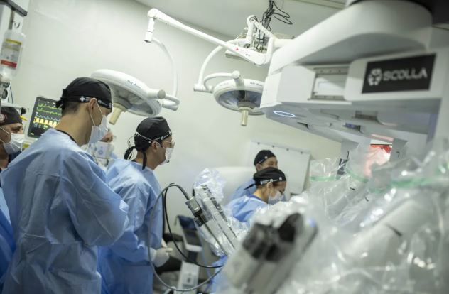 Médico brasileiro opera a 12 mil km de distância e entra para o livro dos recordes