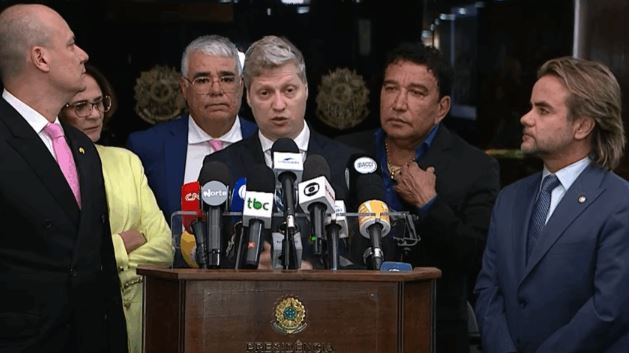 Oposição protocola pedidos de impeachment contra Moraes e Dino no Senado