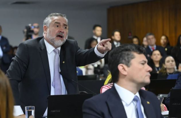 Tensão na CPMI do INSS: deputado petista se exalta e é repreendido pelo presidente