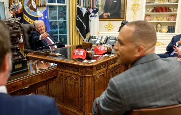 Trump provoca esquerda na Casa Branca ao exibir bonés “Trump 2028” em reunião