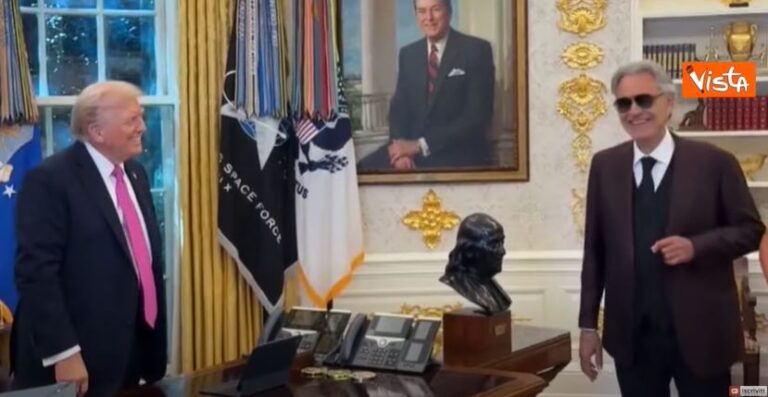 Trump recebe Andrea Bocelli na Casa Branca