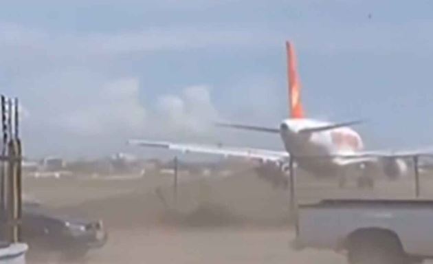 Avião de Maduro destrói cerca e derruba motociclista ao decolar