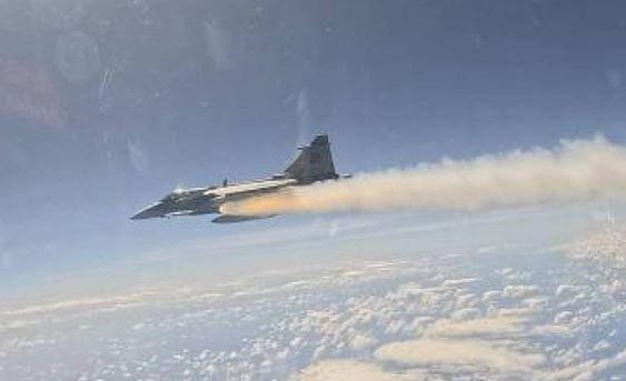 Caça Gripen da FAB lança míssil de R$ 12,4 mi pela 1ª vez; Assista e saiba detalhes