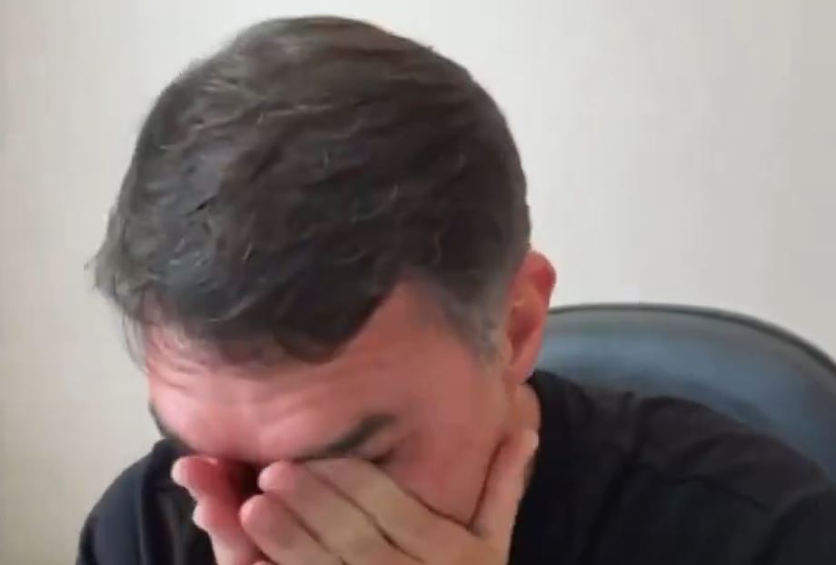 Flávio se emociona e faz oração por Bolsonaro