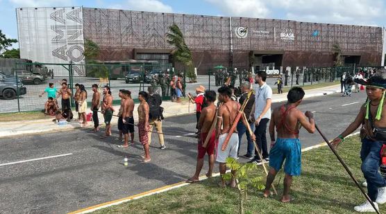 Indígenas bloqueiam entrada da COP30 e pedem reunião com Lula