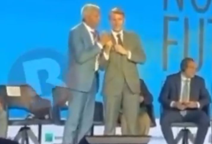 Governador da Bahia (PT) toma microfone de Macron e pede tradução