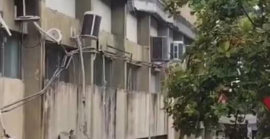 Marquise de concreto desaba com chuva em alojamento da COP30; assista
