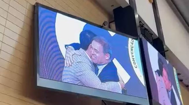 Mendonça da abraço caloroso em Messias durante culto em Igreja evangélica