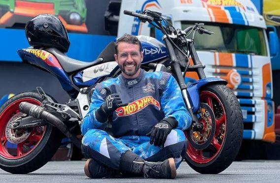Quem é o piloto de motocicleta que morreu durante uma apresentação no Beto Carrero World