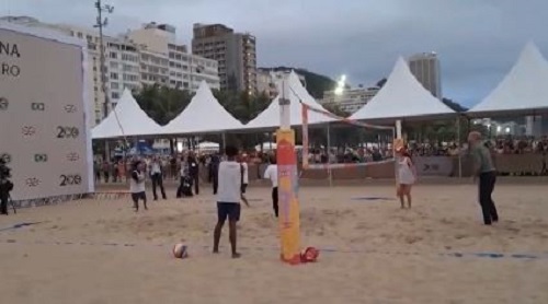 Príncipe William joga vôlei em Copacabana e recebe chave do Rio