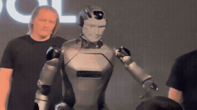 Robô humanoide russo cai de cara no palco durante exibição em Moscou