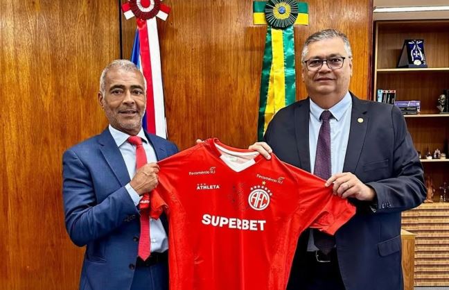 Romário presenteia Flávio Dino