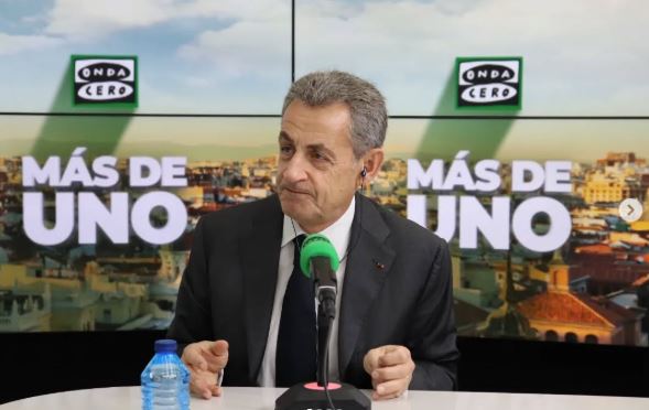 Sarkosy deixa prisão na França