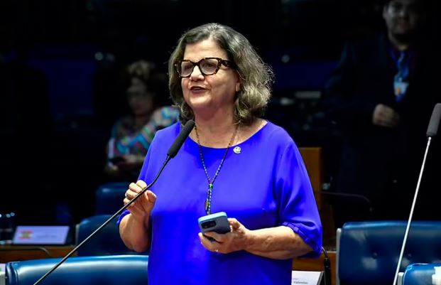 Senadora do PT cai e deixa sessão com curativo no olho