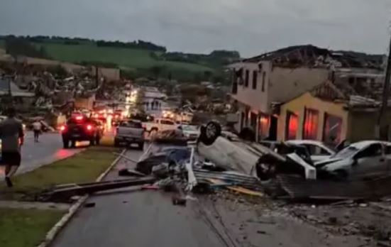 Tornado atinge Paraná, deixa rastro de destruição e provoca mortes