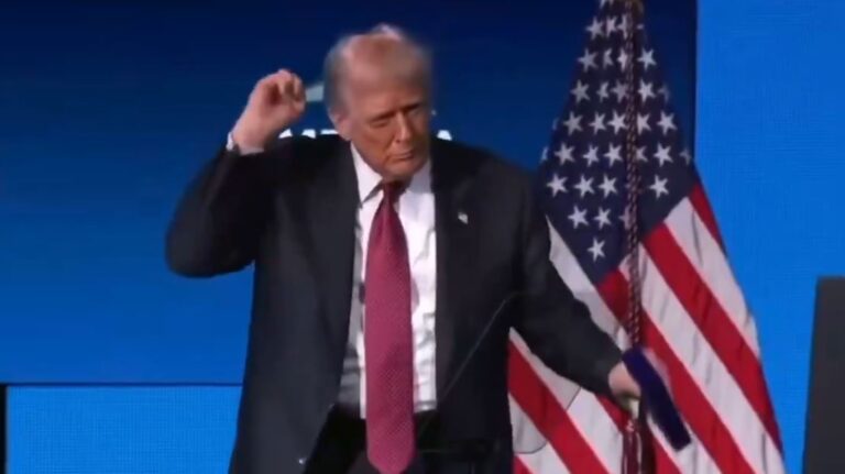Trump faz sua típica dança no American Business Forum