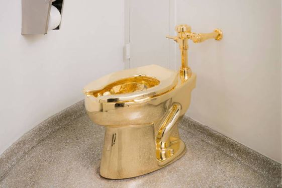 Vaso sanitário de ouro é vendido por R$ 64 milhões em leilão