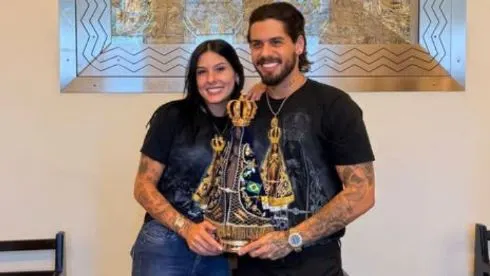 Ana Castela visita Aparecida, agradece graças e doa chapéu de valor sentimental ao santuário