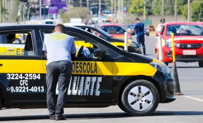 Novas regras para CNH do Governo Lula atingem 50 mil funcionários de autoescola