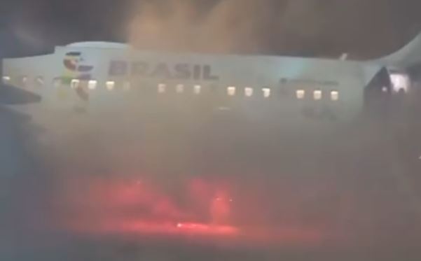 Susto em Guarulhos: avião é esvaziado após incêndio em veículo de bagagem; Assista