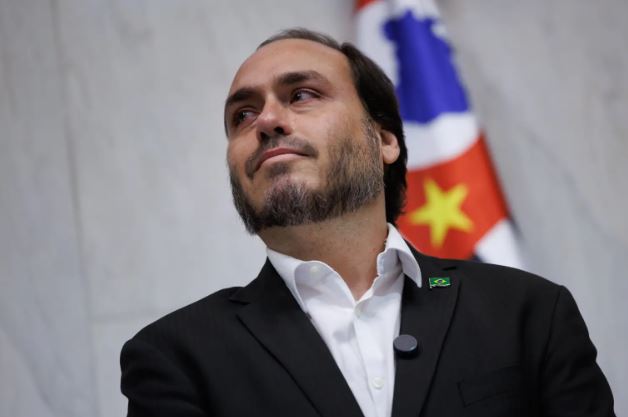 Carlos Bolsonaro se manifesta sobre Michelle como Senadora; Confira