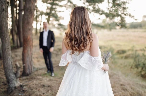 Adoção do sobrenome do marido despenca para menos da metade entre as esposas