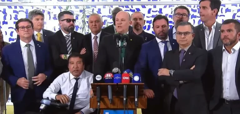 Oposição interrompe recesso e apresenta pedido de impeachment contra Moraes por caso Master