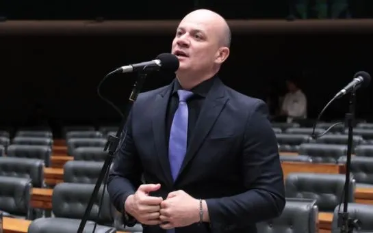 Novo líder da oposição suspende recesso por impeachment de Moraes